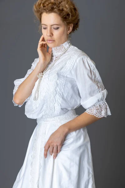 Edwardian Woman Wearing White Lace Blouse Skirt Long Pearl Necklace — Stock Photo, Image