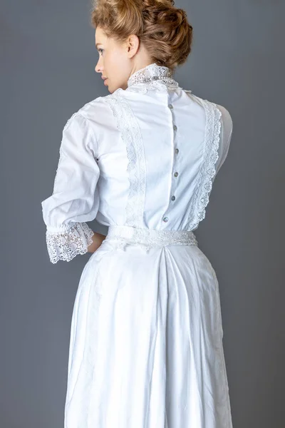 Een Edwardiaanse Vrouw Met Een Witte Kanten Blouse Rok Met — Stockfoto