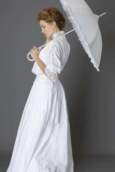 Una Mujer Eduardiana Con Una Blusa Encaje Blanco Falda Con — Foto de Stock
