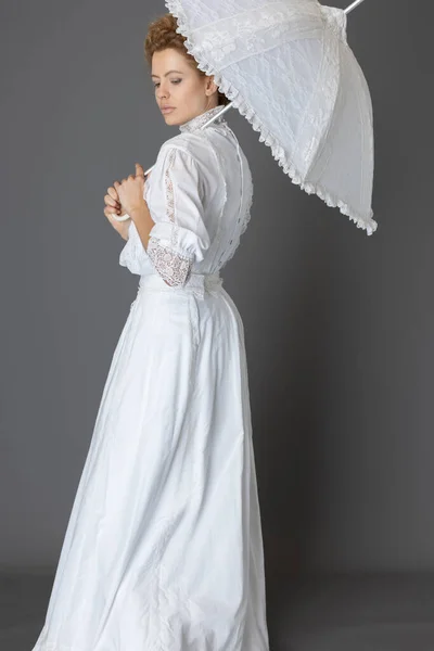 Een Edwardiaanse Vrouw Draagt Een Witte Kanten Blouse Rok Met — Stockfoto