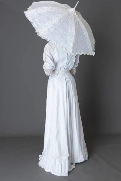 Een Edwardiaanse Vrouw Draagt Een Witte Kanten Blouse Rok Met — Stockfoto