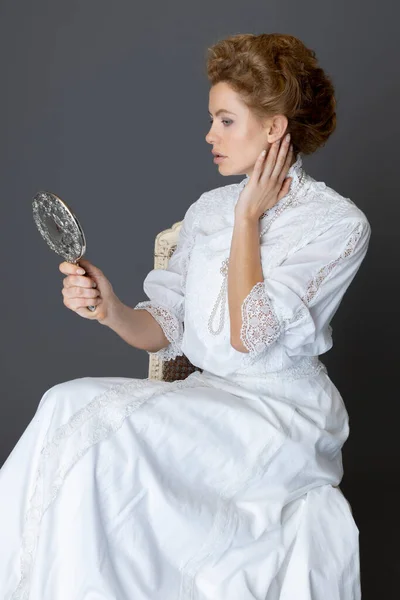 白いレースのブラウスとスカートを身に着けているエドワード人女性グレーのスタジオの背景に長い真珠のネックレス — ストック写真