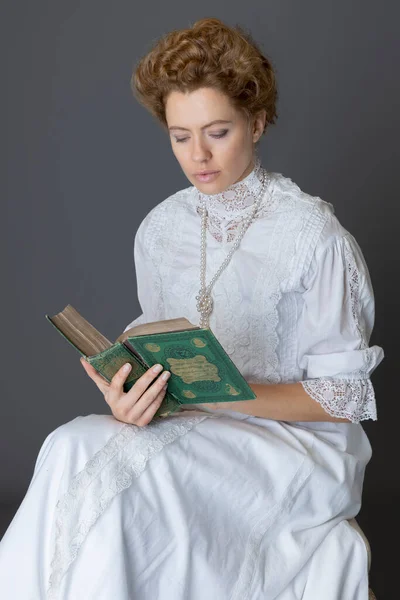 Eine Edwardische Frau Mit Weißer Spitzenbluse Und Rock Und Perlenkette — Stockfoto