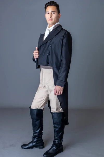 Regency Gentleman Står Mot Studio Bakgrund — Stockfoto