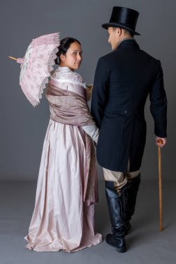 Birlikte yürüyen bir Naip çifti.