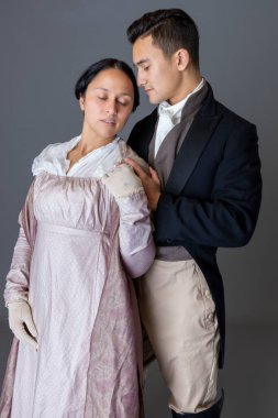 Stüdyonun arka planına karşı romantik bir kucaklaşmada bir Naip çifti