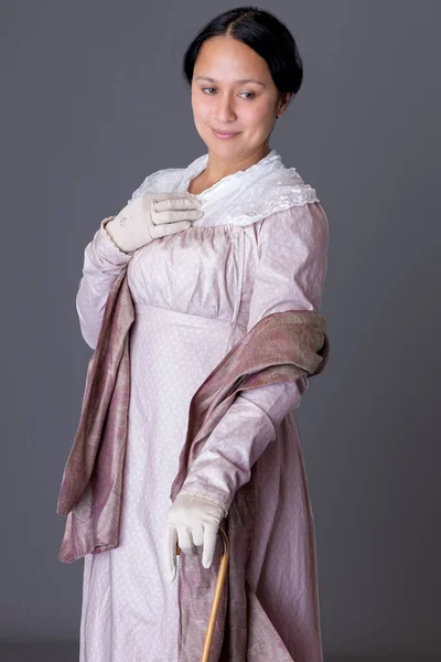 Una Mujer Regencia Con Vestido Algodón Rosa Chal Paisley Seda — Foto de Stock