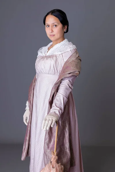 Una Mujer Regencia Con Vestido Algodón Rosa Chal Paisley Seda —  Fotos de Stock