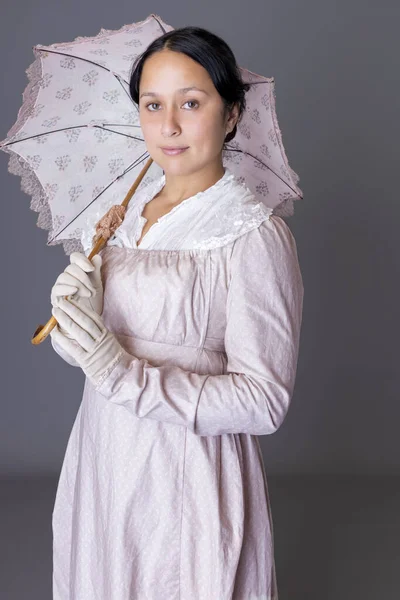 Regency Kvinna Rosa Bomullsklänning Och Bär Parasoll — Stockfoto