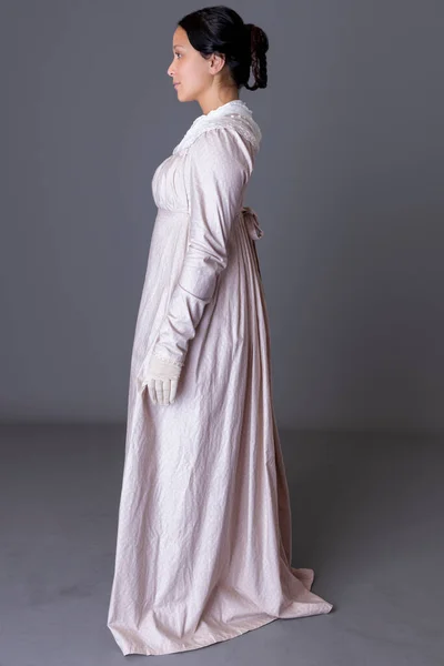 Жінка Регент Рожевій Бавовняній Сукні Мереживною Скромністю Тлі Сірого Студійного — стокове фото