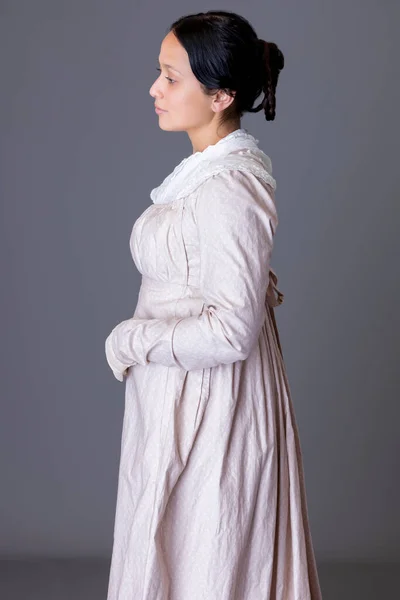 Eine Regency Frau Einem Rosafarbenen Baumwollkleid Mit Spitzenschal Vor Grauer — Stockfoto