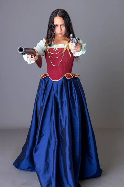 Een Piratenvrouw Met Een Brokaatkorset Zijden Rok Pistolen Tegen Een — Stockfoto