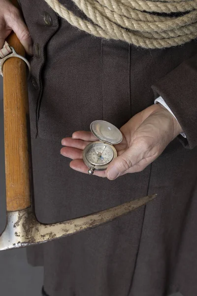 Eine Viktorianische Frau Trägt Ein Bergsteigerensemble Vor Grauer Studiokulisse — Stockfoto