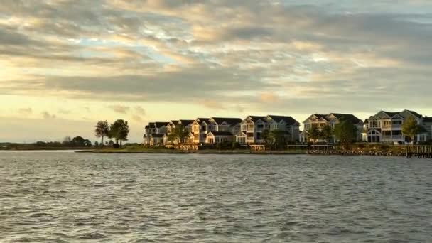 Rad Strandhus Längs Stranden Närheten Havet Soluppgången Ljus — Stockvideo