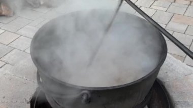 Kıymayı karıştırmak ya da odun ateşinin üzerine demir bir su ısıtıcısı koymak..