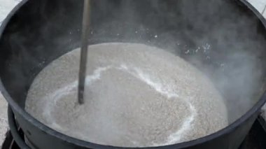 Kıymayı karıştırmak ya da odun ateşinin üzerine demir bir su ısıtıcısı koymak..