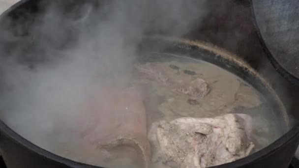 Ατμός Βγαίνει Από Ένα Βραστήρα Σιδήρου Κρέας Που Μαγειρεύεται Αυτό — Αρχείο Βίντεο