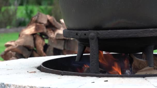 Uma Chaleira Ferro Moda Antiga Sobre Fogo Uma Fogueira Livre — Vídeo de Stock