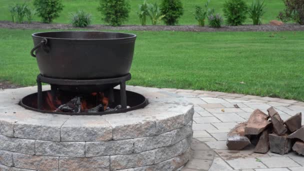 An old fashioned iron kettle over the fire of an outdoor campfire. — Stock Footage Old Fashioned Iron Kettle Fire Outdoor Campfire Royalty Free Stock Video