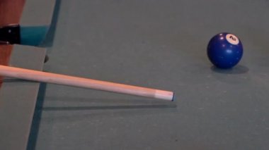 Bilardo sopasının bilardo topuna vuruşunun yavaş çekim görüntüsü.