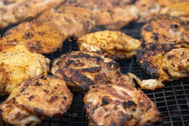 Açık havada ahşap ızgarada barbekü tavuğu yapıyorum..