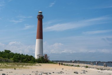 Sahildeki görkemli Barnegat Deniz Feneri manzarası.