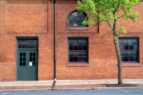 Edifício Industrial Tijolo Vermelho Cidade Com Uma Porta Entrada Verde — Fotografia de Stock