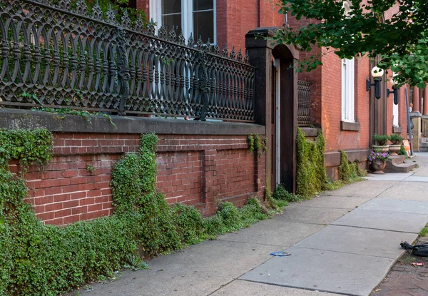 Brick Wall Topped Iron Railing City — Stock Photo, Image