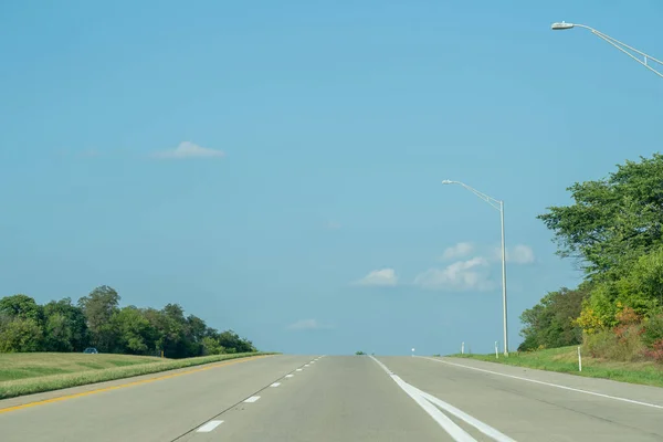 Eine Leere Autobahn Unter Blauem Himmel — Stockfoto