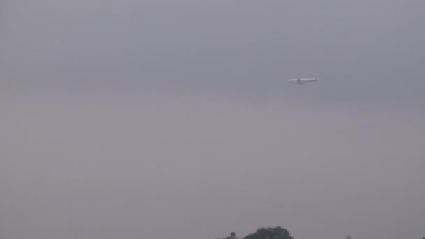 Avion Volant Travers Les Nuages Brume Descendant Pour Atterrissage Aéroport — Video