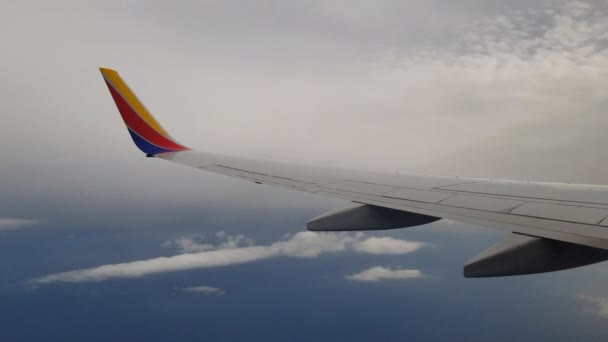 Flugzeug Fliegen Und Aus Dem Fenster Auf Den Flugzeugflügel Und — Stockvideo