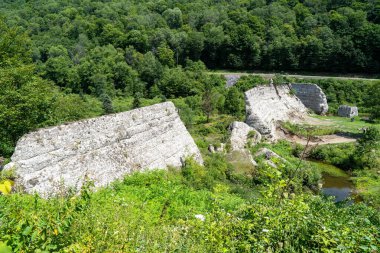 Austin Barajı fiyaskosunun kalıntıları 1911 'deki kalitesiz malzemeler yüzünden Austin, Pennsylvania' da bulundu..
