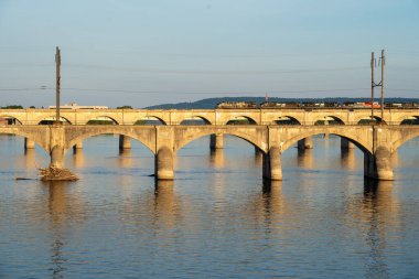 Susquehanna Nehri üzerindeki köprüden geçen tren..