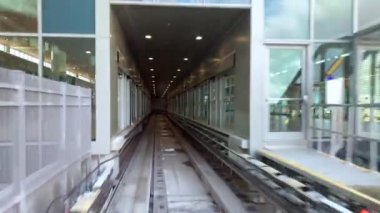 Tampa Körfezi, Florida - 17 Aralık 2020: Havaalanı aktarmalı treni kalkış terminaline gitmek.