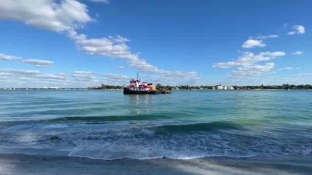 Sarasota Florida December 2020 Een Sleepboot Zittend Het Helderblauwe Water — Stockvideo