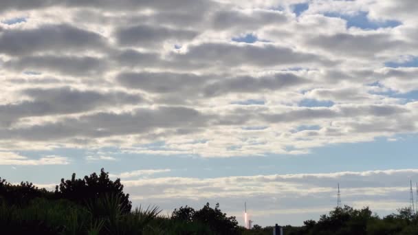 Widok Rakiety Startującej Lecącej Kosmos Przez Chmury — Wideo stockowe