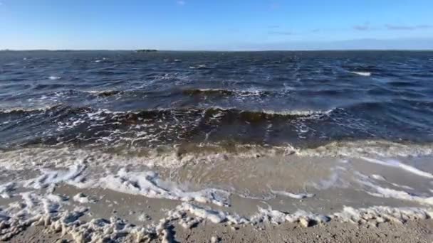 Deniz Kıyısı Boyunca Dalgalar Yavaşça Kumların Üzerinde Yuvarlanıyor — Stok video