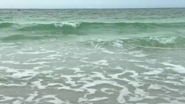 Okyanusun Kıyısında Kumlu Sahilde Dalgalar Içeri Girerken Rahatlatıcı Bir Gün — Stok video