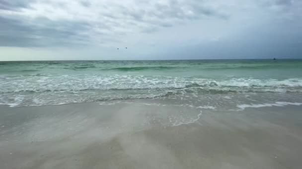 Una Giornata Relax Sul Lato Dell Oceano Sulla Spiaggia Sabbiosa — Video Stock