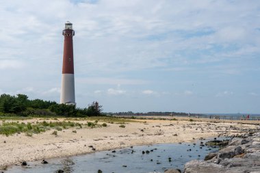 Sahildeki görkemli Barnegat Deniz Feneri manzarası.