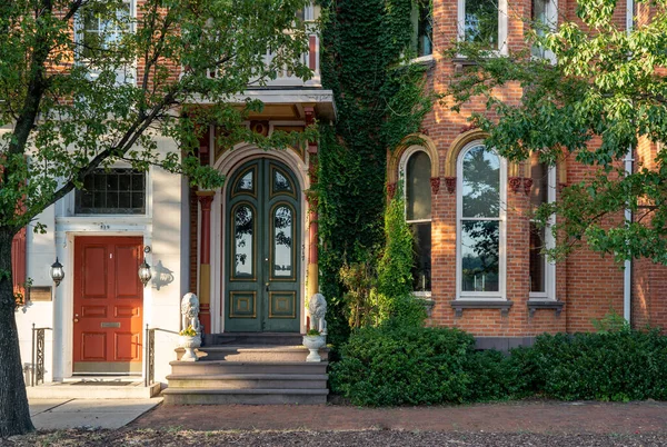 Les Portes Fenêtres Ornées Long Trottoir Dans Une Ville — Photo