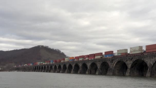 Harrisburg Pennsylvania Enero 2021 Tren Que Cruza Puente Piedra Sobre — Vídeos de Stock