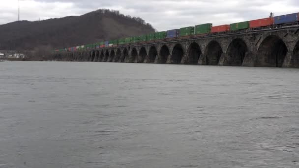 Поїзд Перетинає Кам Яний Міст Через Річку Саскеханна Поблизу Гаррісбурга — стокове відео