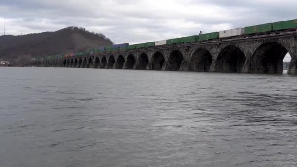 Trem Atravessando Uma Ponte Pedra Sobre Rio Susquehanna Perto Harrisburg — Vídeo de Stock