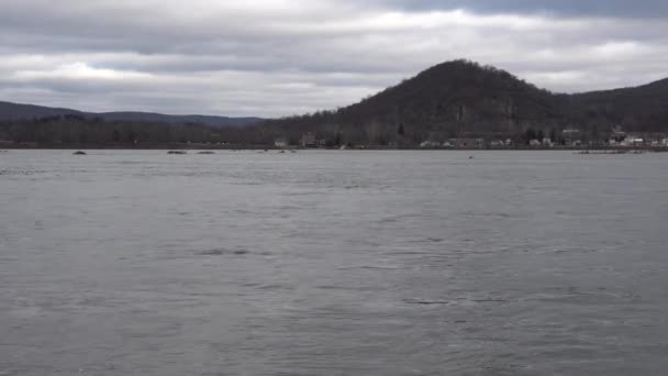 Una Vista Del Río Susquehanna Con Montañas Fondo — Vídeos de Stock