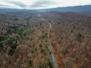 Kış mevsiminde vadilerin ve tepelerin havadan görünüşü.