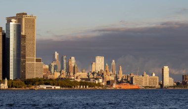 Gökyüzünde fırtına bulutları olan güzel bir şehir manzarası..