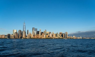 New York, New York - 11 Eylül 2020: Akşam güneşinin ışığında Manhattan Adası 'nın gökdelenlerinin manzarası.