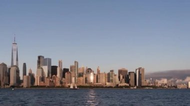 New York City, New York - 11 Eylül 2020: Arka planda NYC ve gökyüzünü aydınlatan 11 Eylül anıtı ile Hudson Nehri üzerindeki gecenin güzelliği.