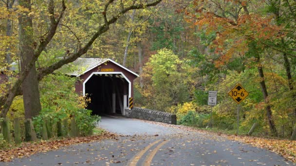 Liście Spadające Sezonie Jesiennym Krytym Moście Kurtz Mill — Wideo stockowe